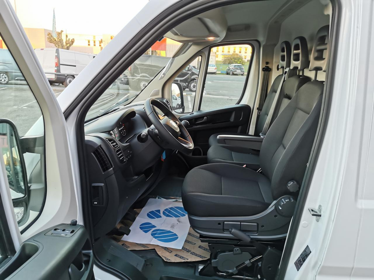 FIAT Ducato Tôlé Maxi 3.5 XL H2 2.2 - 140 S&S III FOURGON TOLE Fourgon Tôlé - 无侧窗厢式货车:图5 FIAT Ducato Tôlé Maxi 3.5 XL H2 2.2 - 140 S&S III FOURGON TOLE Fourgon Tôlé - 无侧窗厢式货车:图5