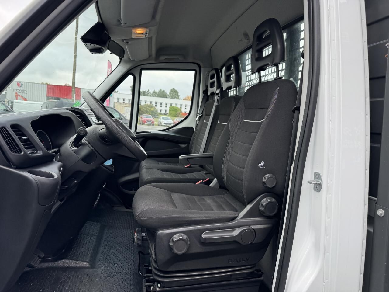IVECO DAILY 35C16 3.0 160CH PLATEAU RIDELLES ROUES JUMELEES - 平板货车:图5 IVECO DAILY 35C16 3.0 160CH PLATEAU RIDELLES ROUES JUMELEES - 平板货车:图5