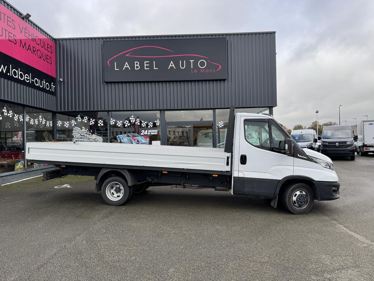 IVECO DAILY 35C16 3.0 160CH PLATEAU RIDELLES ROUES JUMELEES - 平板货车:图1 IVECO DAILY 35C16 3.0 160CH PLATEAU RIDELLES ROUES JUMELEES - 平板货车:图1