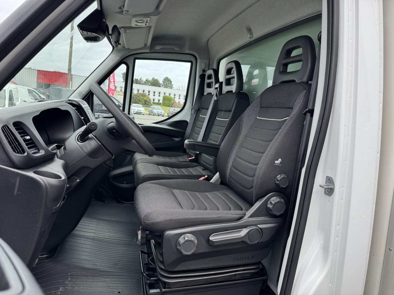 IVECO Daily 35 C 16H3.0 - BV Hi-Matic CHASSIS CABINE CAISSE 20M3 + HAYON - 厢式货车:图4 IVECO Daily 35 C 16H3.0 - BV Hi-Matic CHASSIS CABINE CAISSE 20M3 + HAYON - 厢式货车:图4