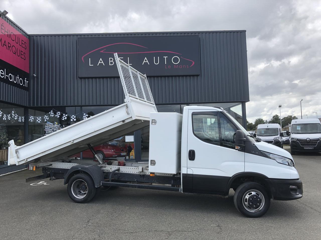 IVECO Daily 35C16 3T5 BENNE + COFFRE RJ 3.0L 160CH - 翻斗货车:图1 IVECO Daily 35C16 3T5 BENNE + COFFRE RJ 3.0L 160CH - 翻斗货车:图1