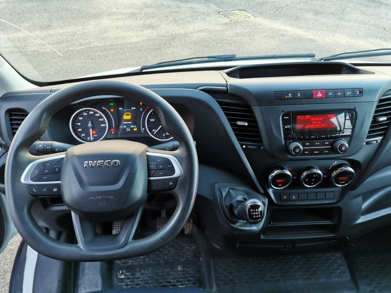 IVECO daily 35C14 BENNE COFFRE DOUBLE CABINE 6 places - 翻斗货车:图4 IVECO daily 35C14 BENNE COFFRE DOUBLE CABINE 6 places - 翻斗货车:图4