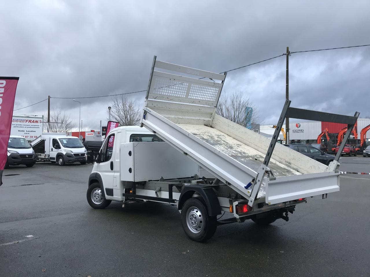 PEUGEOT BOXER 3T5 BENNE + COFFRE 2.2 HDI 165CH - 翻斗货车:图4 PEUGEOT BOXER 3T5 BENNE + COFFRE 2.2 HDI 165CH - 翻斗货车:图4