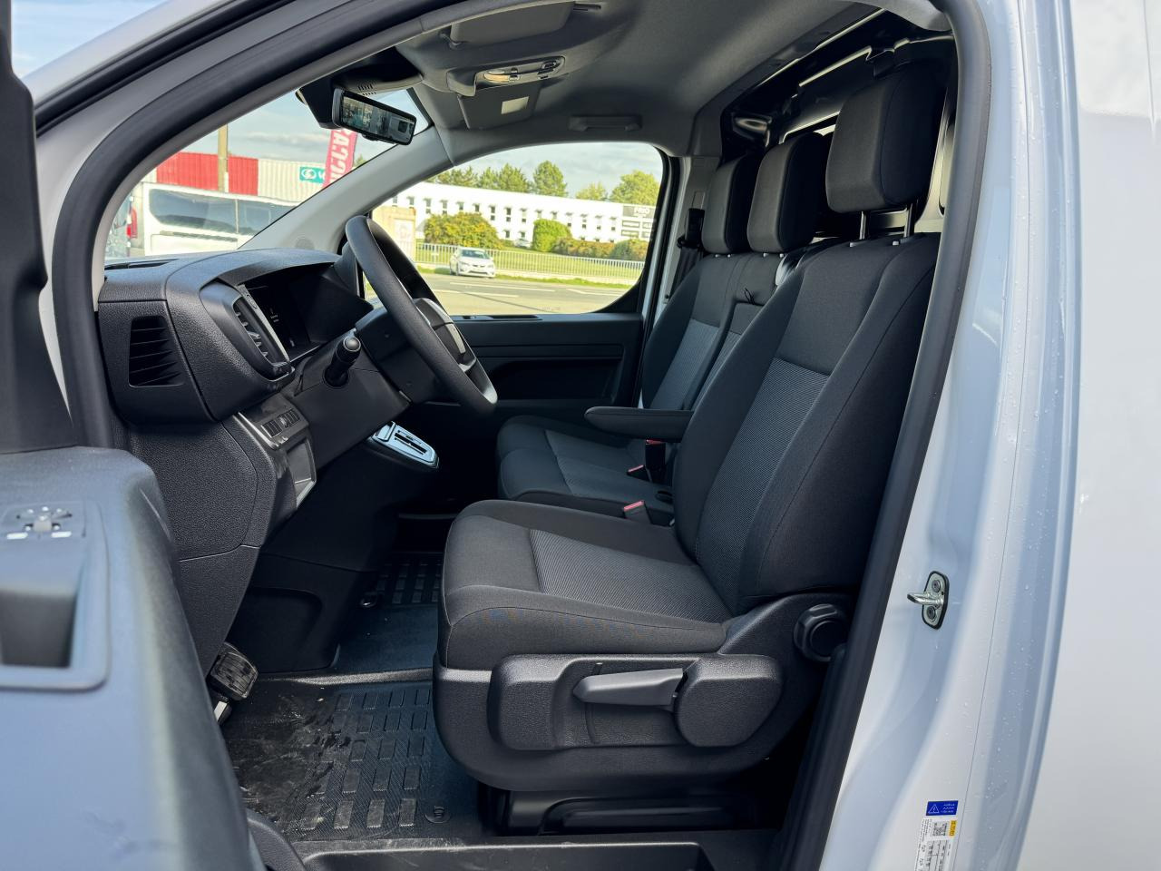 PEUGEOT Expert M 2.0 BlueHDi - 145 S&S - BV EAT8 III FOURGON Fourgon PHASE 2 - 无侧窗厢式货车:图5 PEUGEOT Expert M 2.0 BlueHDi - 145 S&S - BV EAT8 III FOURGON Fourgon PHASE 2 - 无侧窗厢式货车:图5