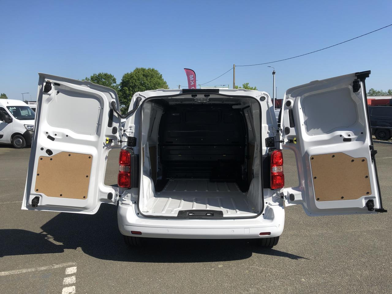 PEUGEOT Expert M 2.0 BlueHDi - 145 S&S - BV EAT8  III FOURGON Fourgon PHASE 2 - 无侧窗厢式货车:图3 PEUGEOT Expert M 2.0 BlueHDi - 145 S&S - BV EAT8  III FOURGON Fourgon PHASE 2 - 无侧窗厢式货车:图3