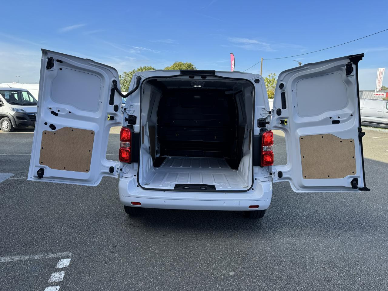 PEUGEOT Expert M 2.0 BlueHDi - 145 S&S - BV EAT8 III FOURGON Fourgon PHASE 2 - 无侧窗厢式货车:图3 PEUGEOT Expert M 2.0 BlueHDi - 145 S&S - BV EAT8 III FOURGON Fourgon PHASE 2 - 无侧窗厢式货车:图3