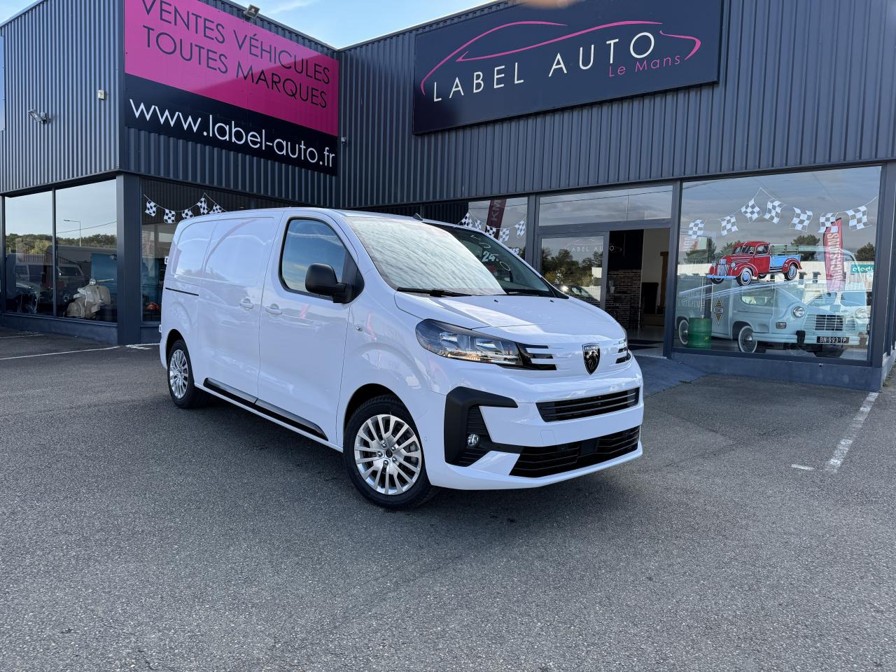 PEUGEOT Expert M 2.0 BlueHDi - 145 S&S - BV EAT8 III FOURGON Fourgon PHASE 2 - 无侧窗厢式货车:图1 PEUGEOT Expert M 2.0 BlueHDi - 145 S&S - BV EAT8 III FOURGON Fourgon PHASE 2 - 无侧窗厢式货车:图1