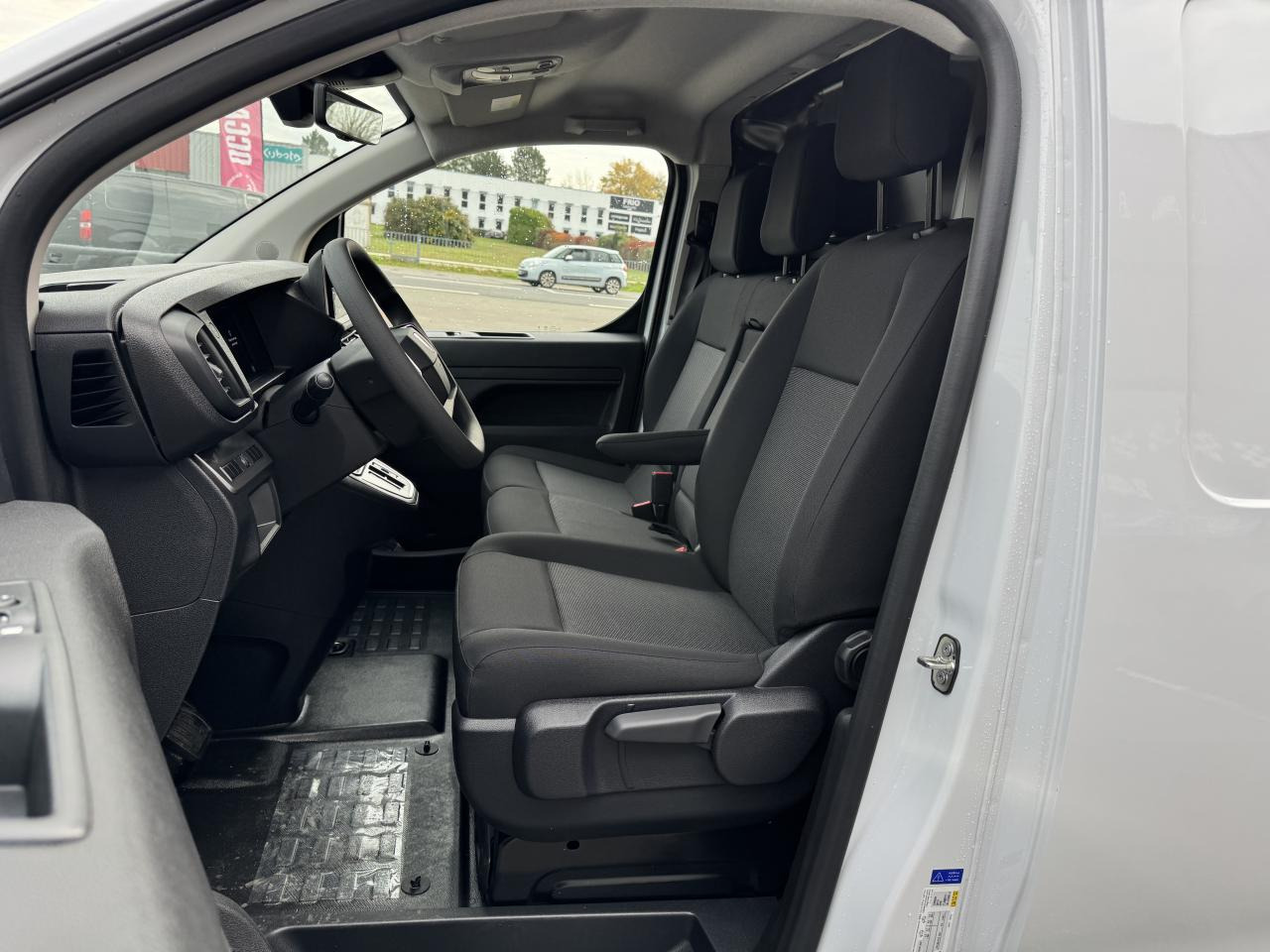 PEUGEOT Expert M 2.0 BlueHDi - 145 S&S - BV EAT8 III FOURGON Fourgon PHASE 2 - 无侧窗厢式货车:图5 PEUGEOT Expert M 2.0 BlueHDi - 145 S&S - BV EAT8 III FOURGON Fourgon PHASE 2 - 无侧窗厢式货车:图5