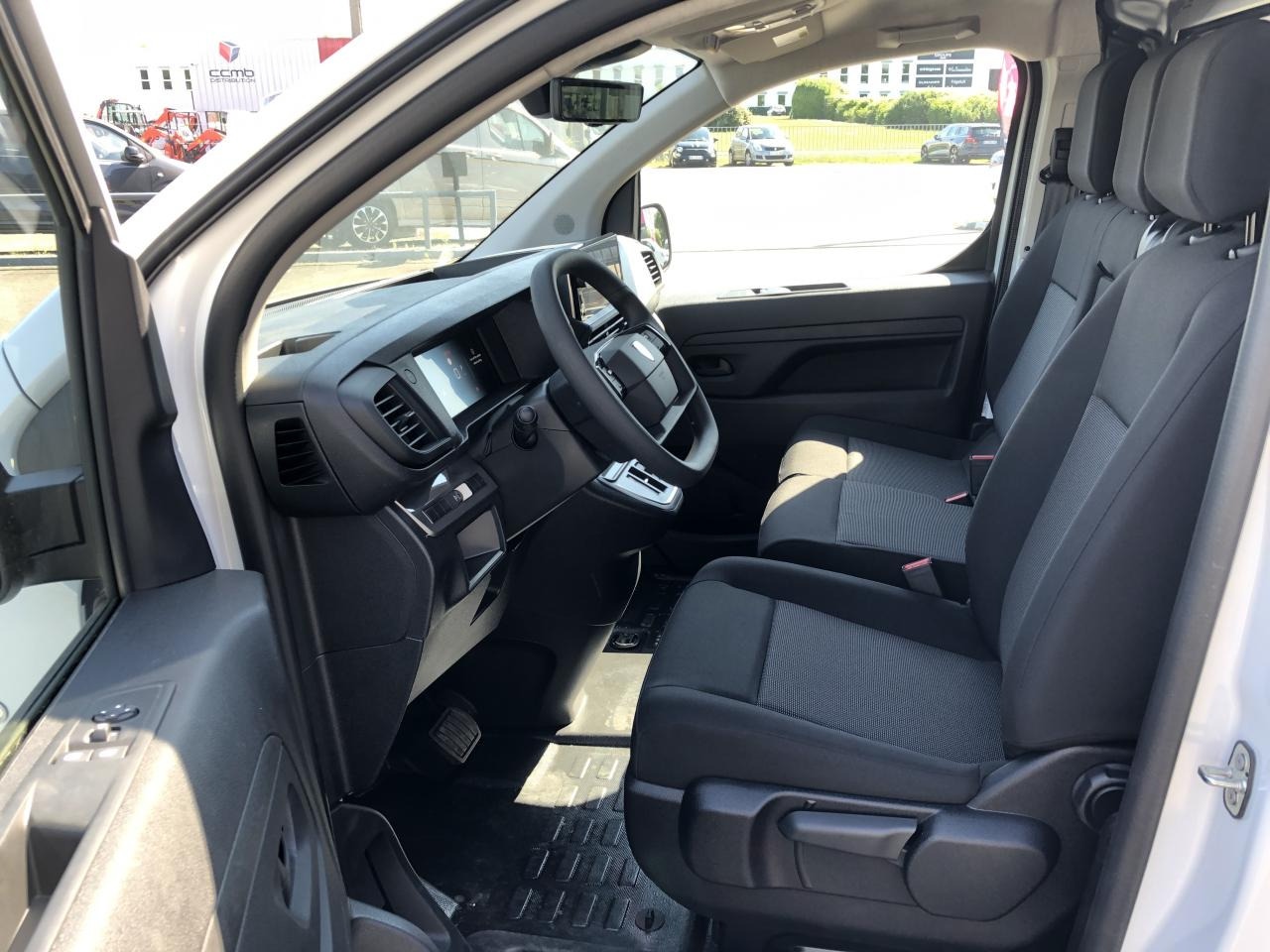 PEUGEOT Expert M 2.0 BlueHDi - 145 S&S - BV EAT8  III FOURGON Fourgon PHASE 2 - 无侧窗厢式货车:图5 PEUGEOT Expert M 2.0 BlueHDi - 145 S&S - BV EAT8  III FOURGON Fourgon PHASE 2 - 无侧窗厢式货车:图5