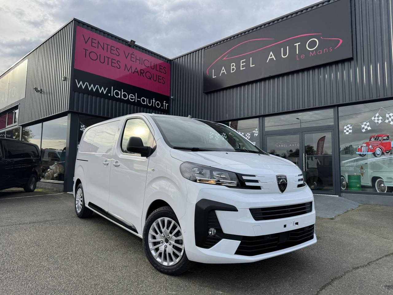 PEUGEOT Expert M 2.0 BlueHDi - 180 S&S - BV EAT8 III FOURGON Fourgon PHASE 2 - 无侧窗厢式货车:图1 PEUGEOT Expert M 2.0 BlueHDi - 180 S&S - BV EAT8 III FOURGON Fourgon PHASE 2 - 无侧窗厢式货车:图1