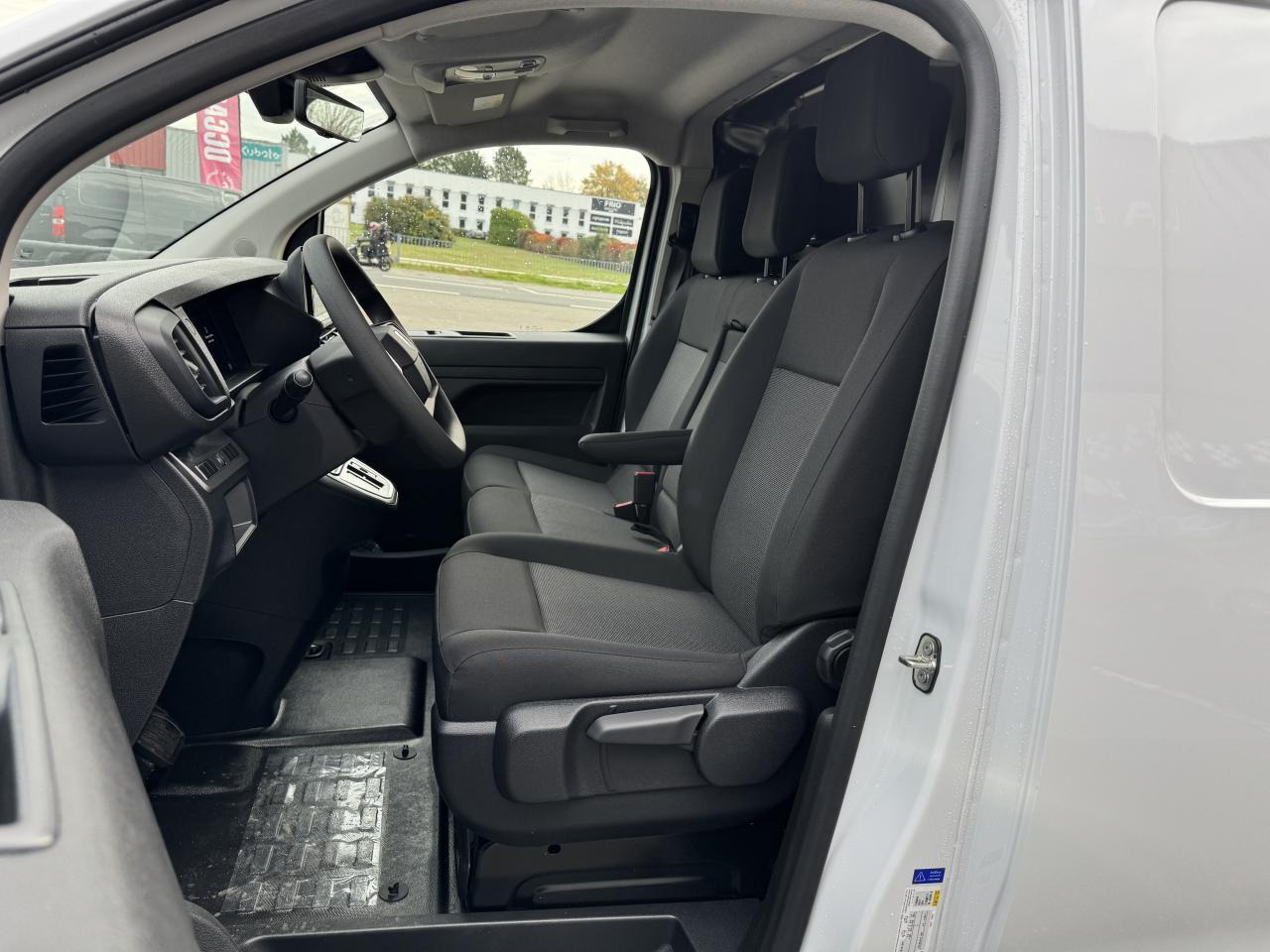 PEUGEOT Expert M 2.0 BlueHDi - 180 S&S - BV EAT8 III FOURGON Fourgon PHASE 2 - 无侧窗厢式货车:图5 PEUGEOT Expert M 2.0 BlueHDi - 180 S&S - BV EAT8 III FOURGON Fourgon PHASE 2 - 无侧窗厢式货车:图5