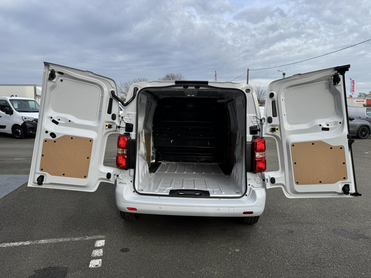 PEUGEOT Expert M 2.0 BlueHDi - 180 S&S - BV EAT8 III FOURGON Fourgon PHASE 2 - 无侧窗厢式货车:图3 PEUGEOT Expert M 2.0 BlueHDi - 180 S&S - BV EAT8 III FOURGON Fourgon PHASE 2 - 无侧窗厢式货车:图3