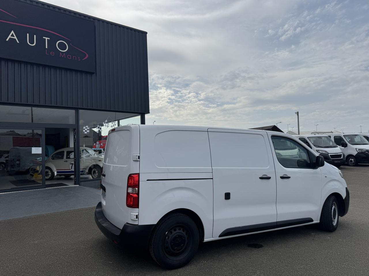 Peugeot Expert STANDARD 2.0 BLUEHDI 180CH S&S ASPHALT EAT8 - 无侧窗厢式货车:图5 Peugeot Expert STANDARD 2.0 BLUEHDI 180CH S&S ASPHALT EAT8 - 无侧窗厢式货车:图5