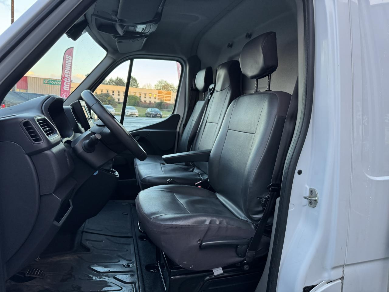 RENAULT Master Grand Confort F3300 L2H2 2.3 Blue dCi - 150 CH PORTE VERRE - 无侧窗厢式货车:图4 RENAULT Master Grand Confort F3300 L2H2 2.3 Blue dCi - 150 CH PORTE VERRE - 无侧窗厢式货车:图4