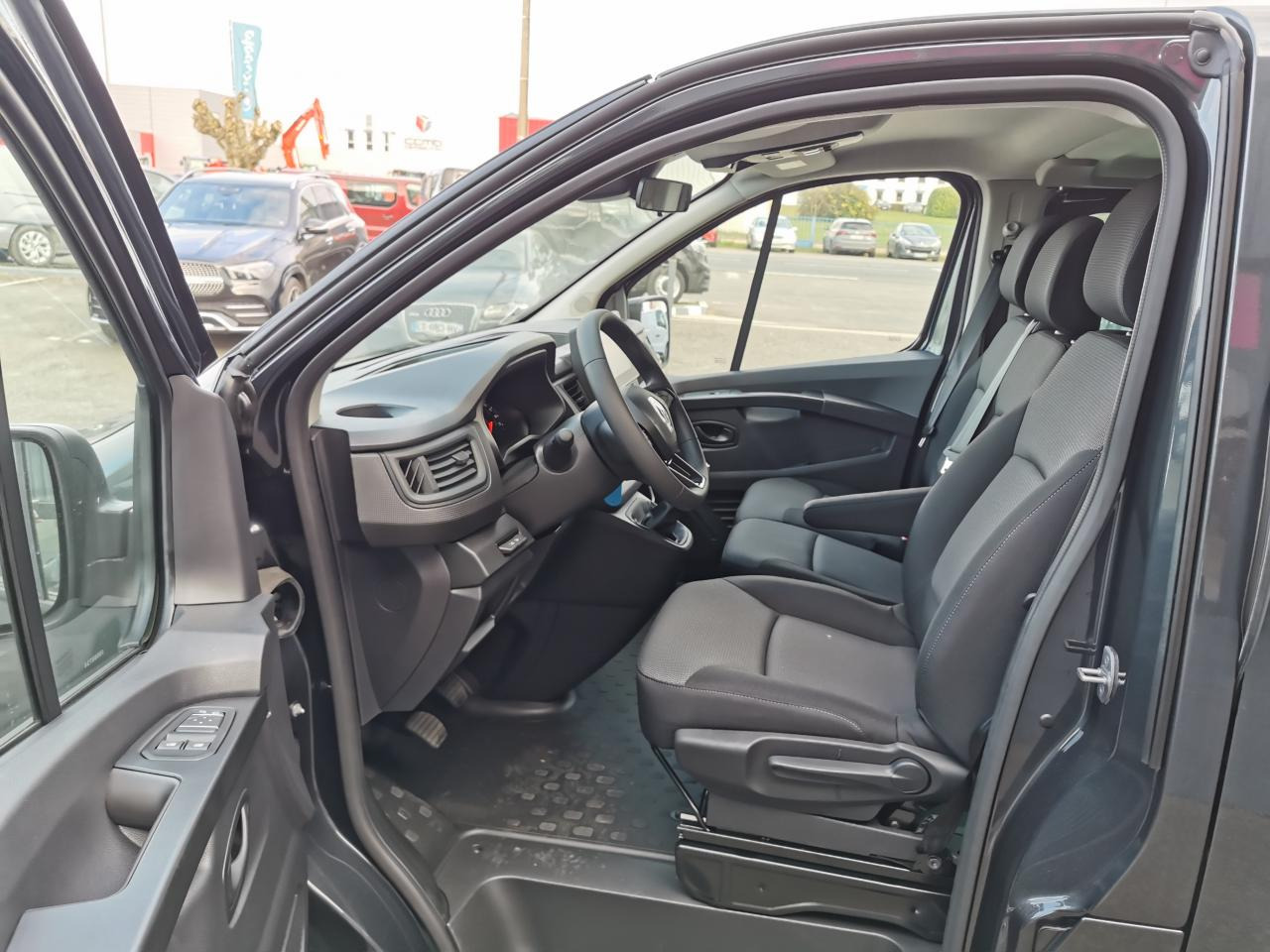 RENAULT Trafic L2 2.0 Energy dCi - 150 - S&S III COMBI Combi Zen L2H1 PHASE 3 - 小型巴士, 小型客车:图5 RENAULT Trafic L2 2.0 Energy dCi - 150 - S&S III COMBI Combi Zen L2H1 PHASE 3 - 小型巴士, 小型客车:图5