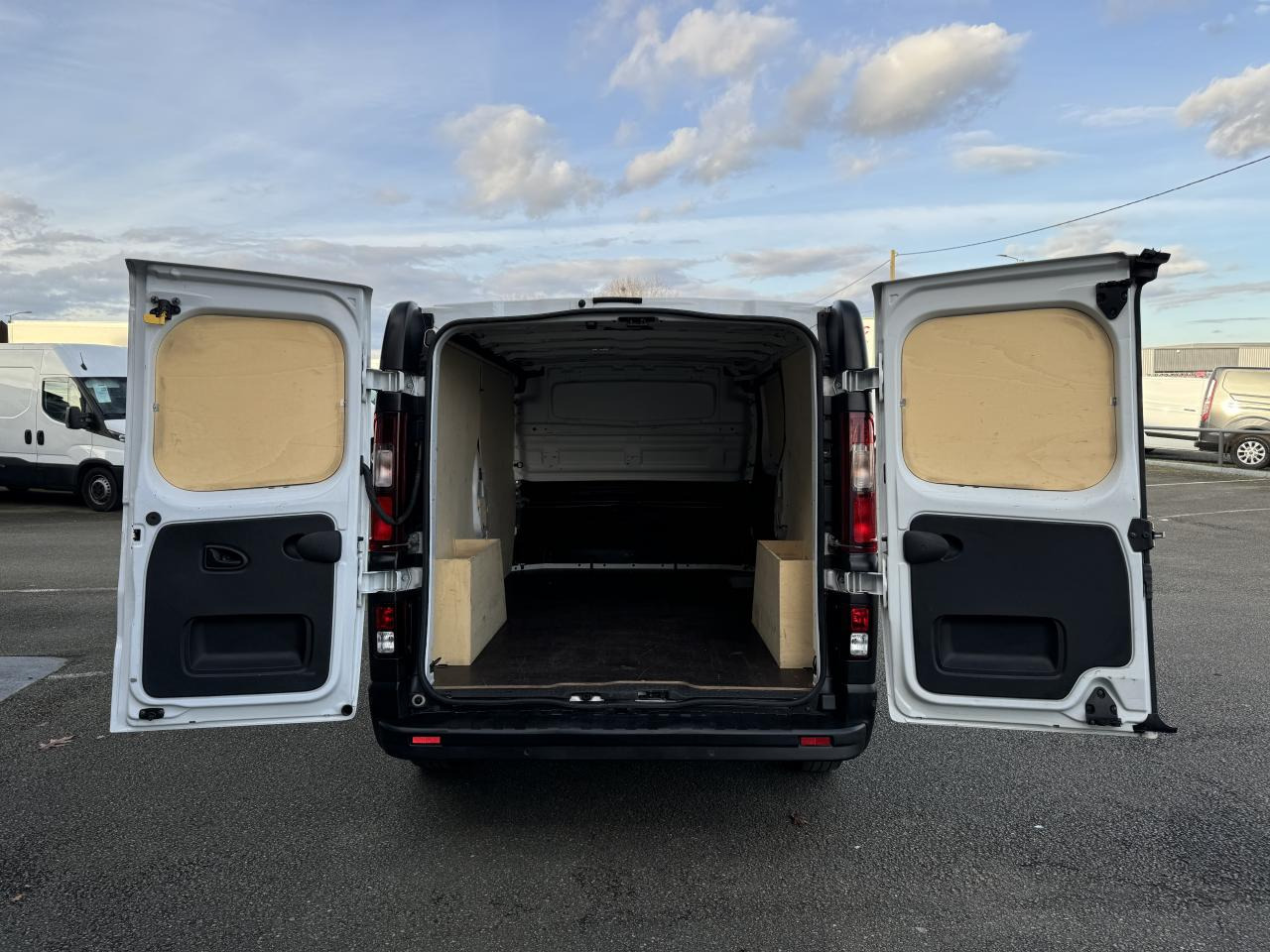 RENAULT Trafic L2H1 3000 Kg 2.0 Blue dCi - 130 III FOURGON Fourgon Grand Confort L2H1 PHASE 3 - 无侧窗厢式货车:图3 RENAULT Trafic L2H1 3000 Kg 2.0 Blue dCi - 130 III FOURGON Fourgon Grand Confort L2H1 PHASE 3 - 无侧窗厢式货车:图3