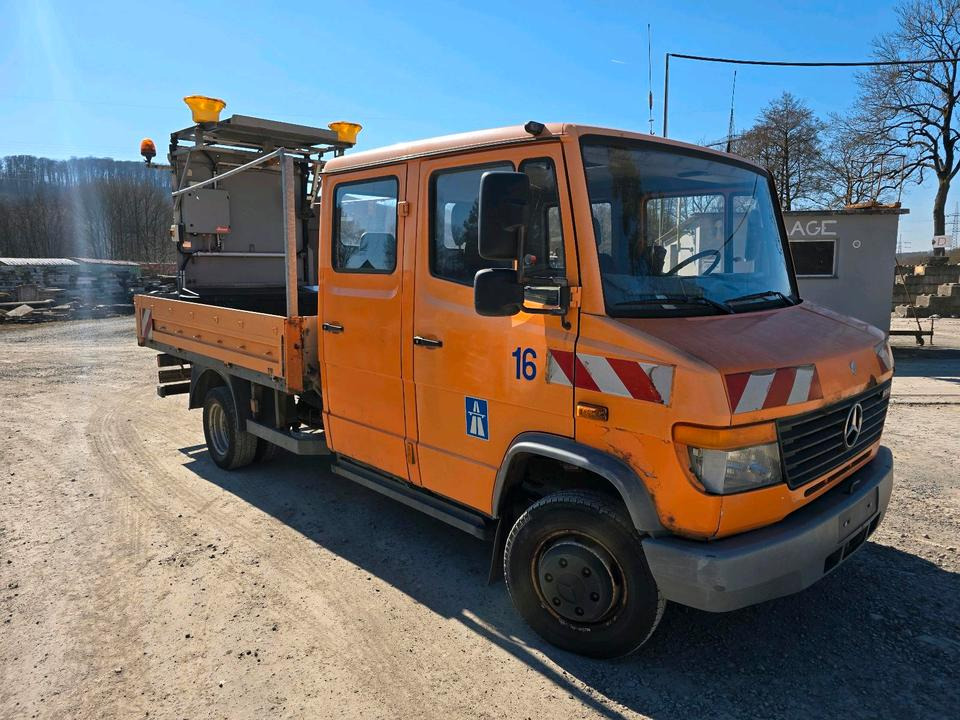 Mercedes-Benz Vario 614D Pritsche Doka 2002 Nissen VLT Verkehrsleittafel Absperrtafel LKW Vorwarntafel - 栏板式/ 平板卡车:图2 Mercedes-Benz Vario 614D Pritsche Doka 2002 Nissen VLT Verkehrsleittafel Absperrtafel LKW Vorwarntafel - 栏板式/ 平板卡车:图2