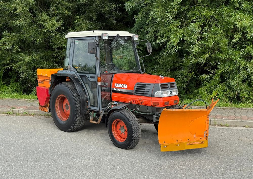 Kubota * Traktor KUBOTA L4200 * 4x4 * Pług Piaskarka * Wałek Przód Tył * Sprowadzony* Zimowe Utrzymanie - 拖拉机:图2 Kubota * Traktor KUBOTA L4200 * 4x4 * Pług Piaskarka * Wałek Przód Tył * Sprowadzony* Zimowe Utrzymanie - 拖拉机:图2