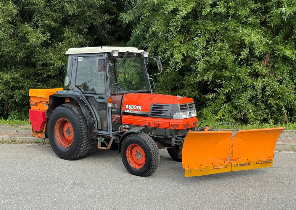 Kubota * Traktor KUBOTA L4200 * 4x4 * Pług Piaskarka * Wałek Przód Tył * Sprowadzony* Zimowe Utrzymanie - 拖拉机:图1 Kubota * Traktor KUBOTA L4200 * 4x4 * Pług Piaskarka * Wałek Przód Tył * Sprowadzony* Zimowe Utrzymanie - 拖拉机:图1