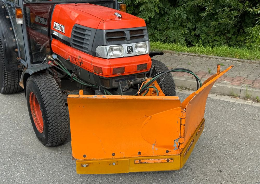 Kubota * Traktor KUBOTA L4200 * 4x4 * Pług Piaskarka * Wałek Przód Tył * Sprowadzony* Zimowe Utrzymanie - 拖拉机:图3 Kubota * Traktor KUBOTA L4200 * 4x4 * Pług Piaskarka * Wałek Przód Tył * Sprowadzony* Zimowe Utrzymanie - 拖拉机:图3