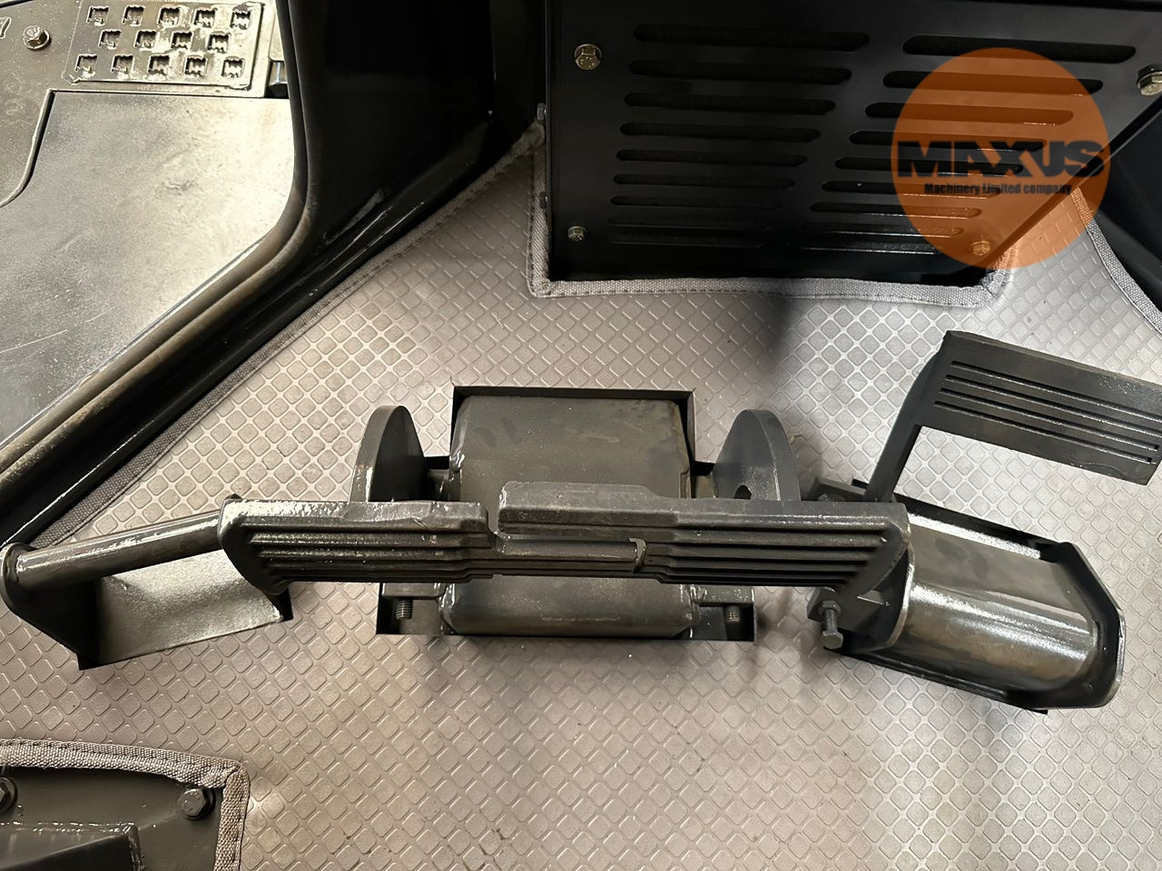 MAXUS Bulldozer with Straight Blade, Single-Shank Ripper, and ROPS Cabin - 推土机:图2 MAXUS Bulldozer with Straight Blade, Single-Shank Ripper, and ROPS Cabin - 推土机:图2