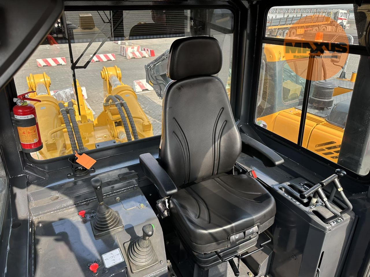 MAXUS Bulldozer with Straight Blade, Single-Shank Ripper, and ROPS Cabin - 推土机:图4 MAXUS Bulldozer with Straight Blade, Single-Shank Ripper, and ROPS Cabin - 推土机:图4