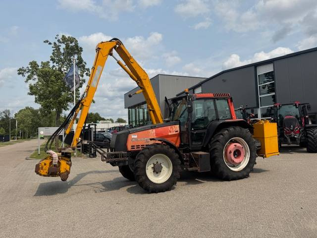 Valtra 8150 hitech met Bos maaiarm met klepelmaaier - 拖拉机:图2 Valtra 8150 hitech met Bos maaiarm met klepelmaaier - 拖拉机:图2