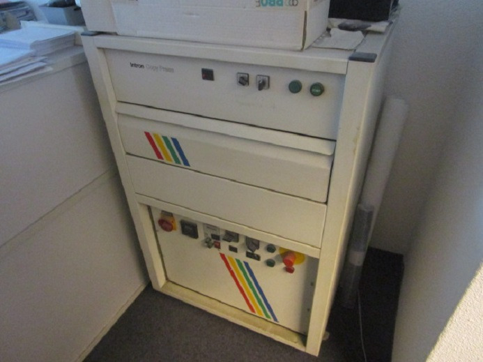 PNEUMATISCHE TRANSFERPRESSEN – HITZEPRESSE FÜR T-SHIRT DRUCK – INTRON COPY PRESS 300 220 070 - 移印机:图2 PNEUMATISCHE TRANSFERPRESSEN – HITZEPRESSE FÜR T-SHIRT DRUCK – INTRON COPY PRESS 300 220 070 - 移印机:图2