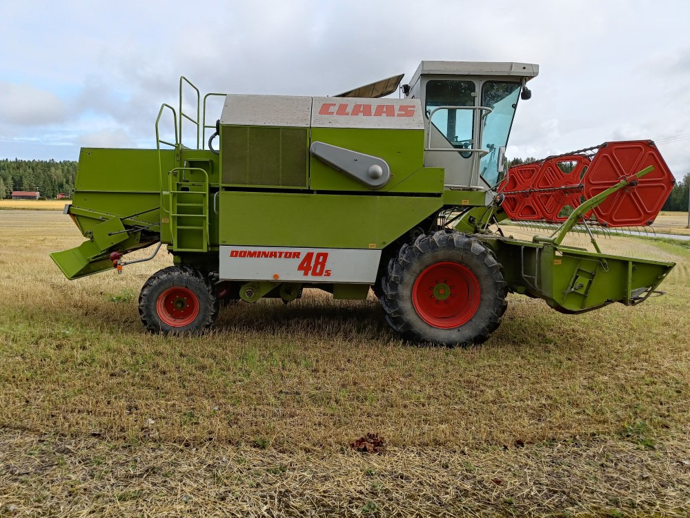 CLAAS Dominator 48S leikkuupuimuri, hydraulisella torvella - 联合收割机:图1 CLAAS Dominator 48S leikkuupuimuri, hydraulisella torvella - 联合收割机:图1