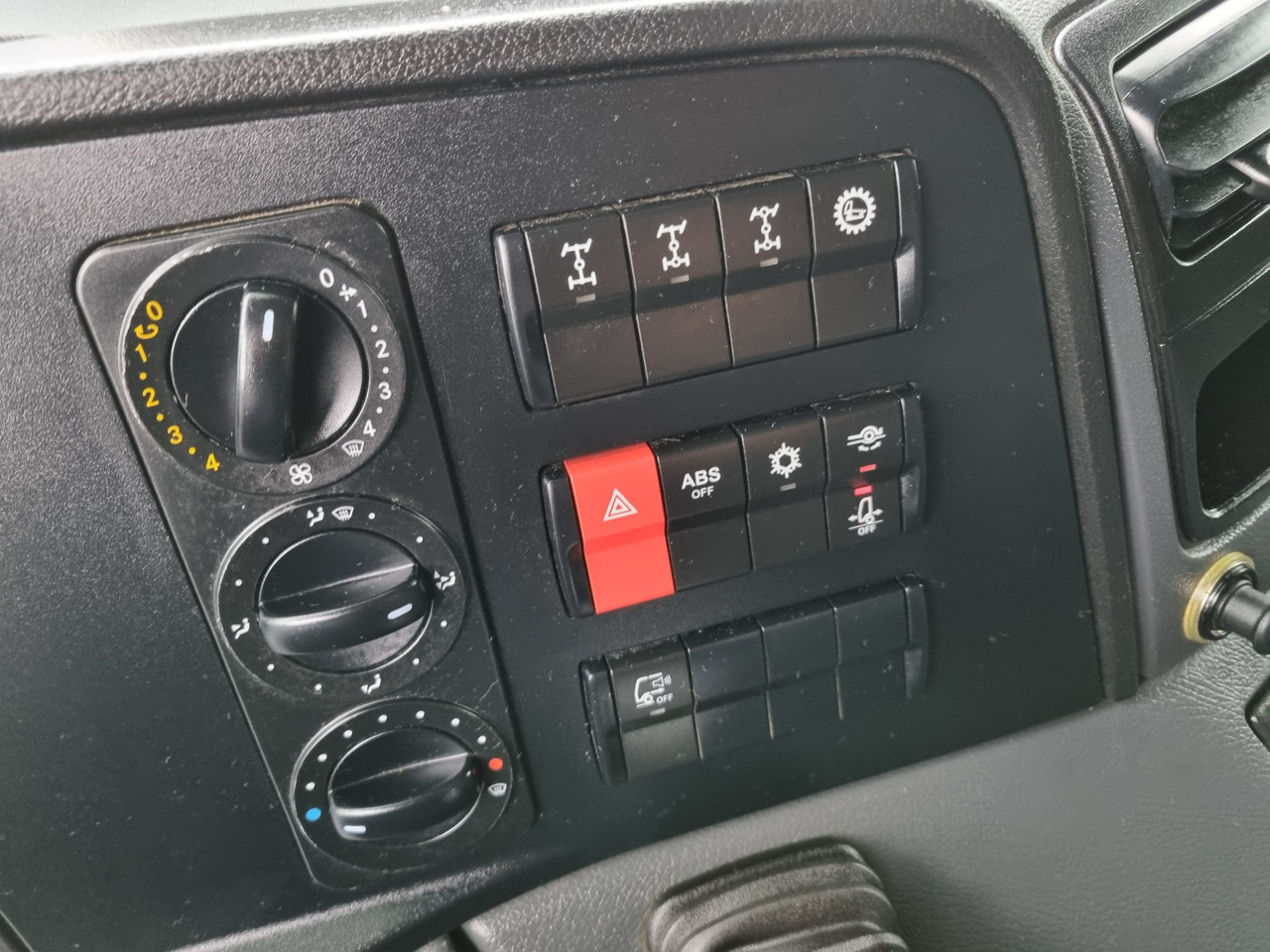 MERCEDES-BENZ ATEGO 1323 4x4 ABROLKIPPER - 吊钩升降车:图3 MERCEDES-BENZ ATEGO 1323 4x4 ABROLKIPPER - 吊钩升降车:图3