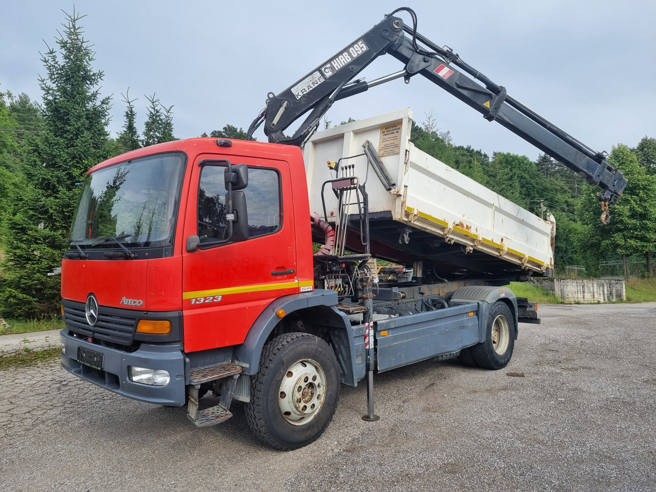 MERCEDES-BENZ ATEGO 1323 4x4 tipper + crane HIAB 095 - 翻斗车, 起重车:图1 MERCEDES-BENZ ATEGO 1323 4x4 tipper + crane HIAB 095 - 翻斗车, 起重车:图1