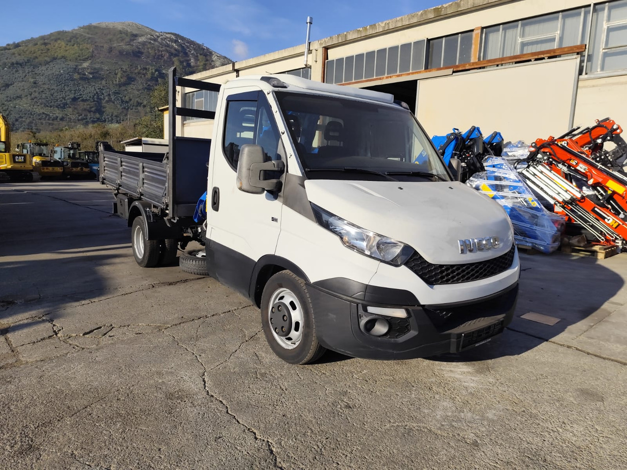 IVECO DAILY 35C15 - 起重车, 翻斗货车:图1 IVECO DAILY 35C15 - 起重车, 翻斗货车:图1