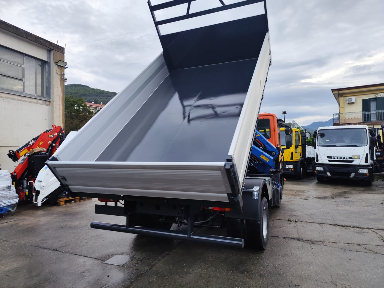 IVECO EUROCARGO 120-90L - 起重车:图2 IVECO EUROCARGO 120-90L - 起重车:图2
