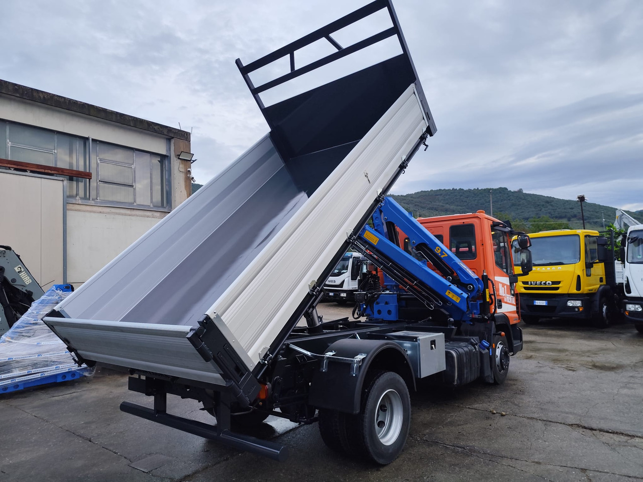 IVECO EUROCARGO 120-90L - 起重车:图4 IVECO EUROCARGO 120-90L - 起重车:图4
