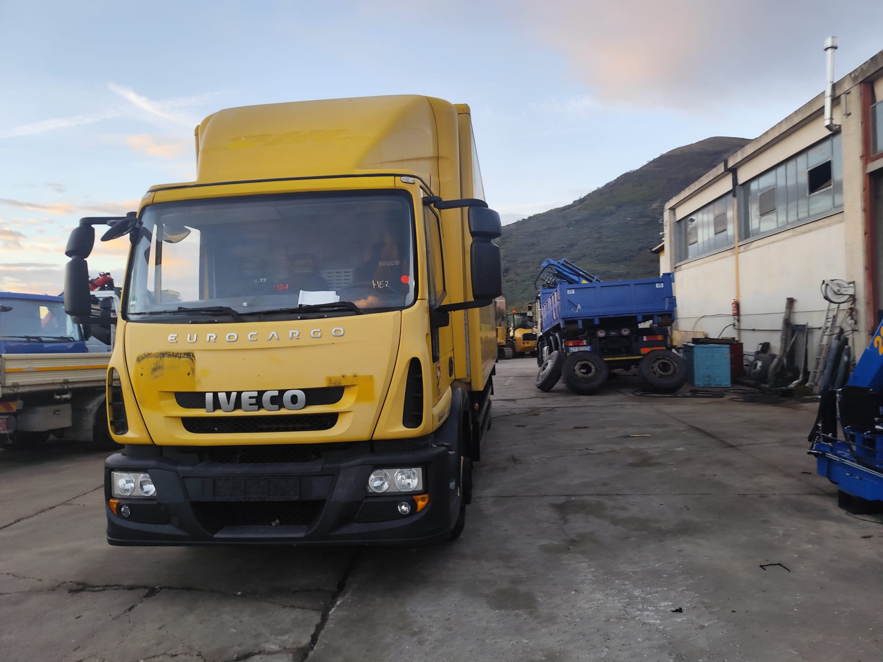 IVECO EUROCARGO 120E28P - 驾驶室底盘卡车:图4 IVECO EUROCARGO 120E28P - 驾驶室底盘卡车:图4