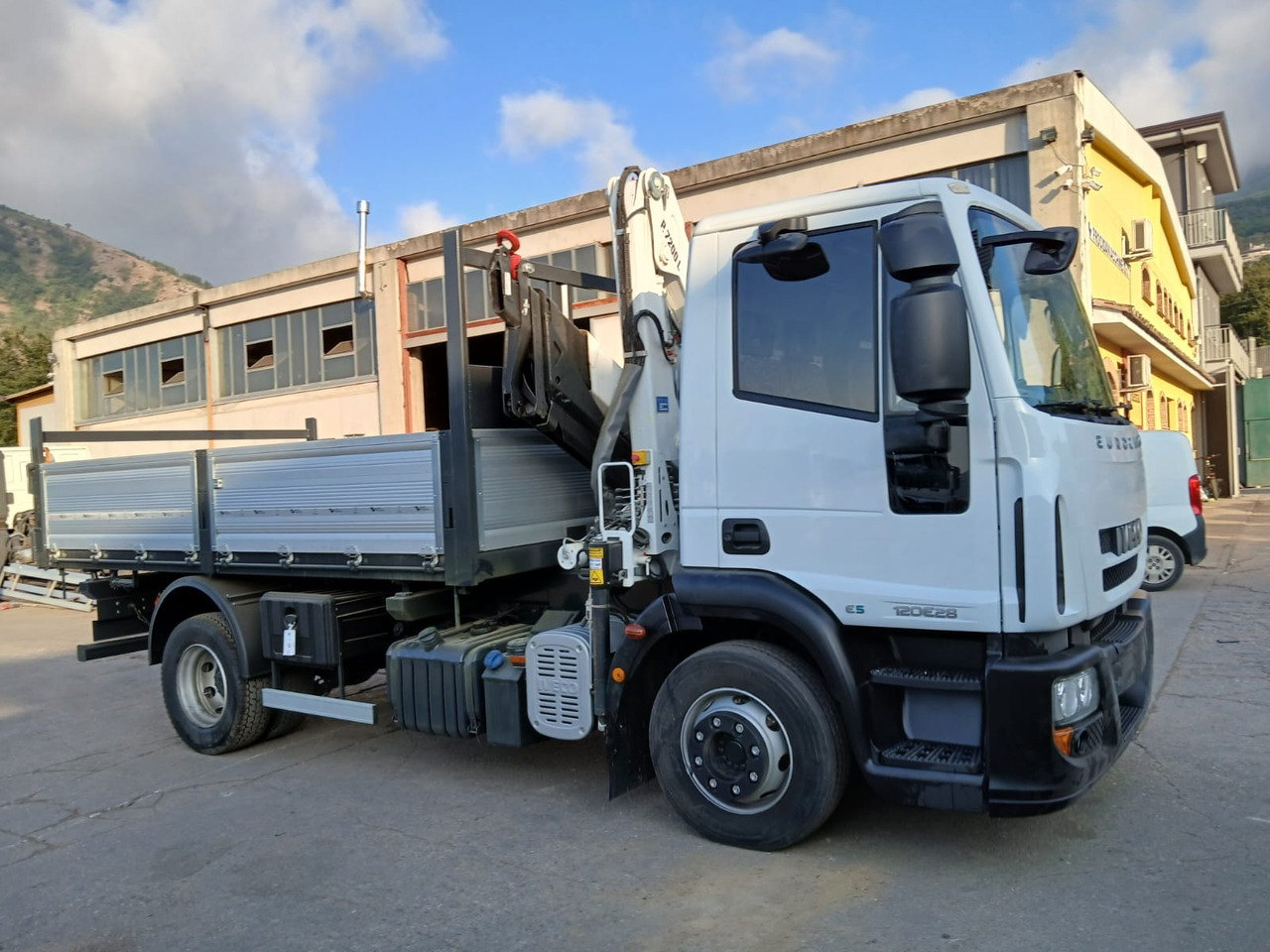 IVECO EUROCARGO 120E28P - 起重车:图2 IVECO EUROCARGO 120E28P - 起重车:图2