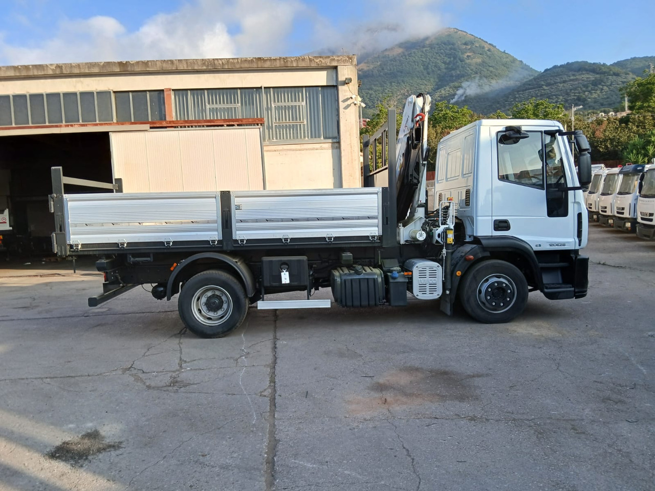 IVECO EUROCARGO 120E28P - 起重车:图3 IVECO EUROCARGO 120E28P - 起重车:图3