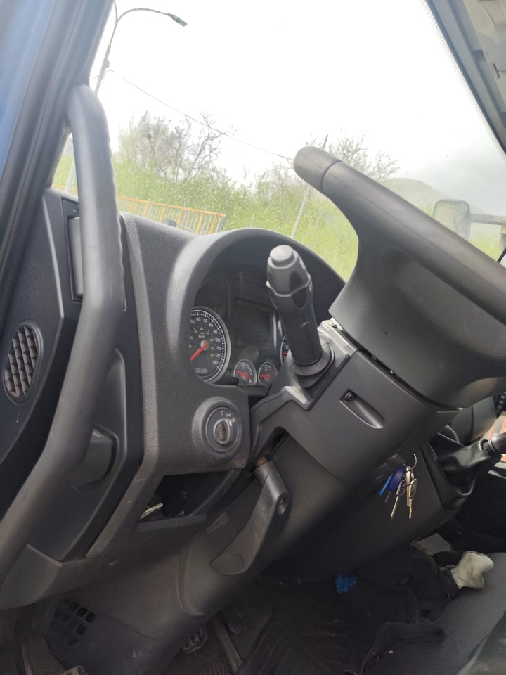 IVECO EUROCARGO 140E25 - 驾驶室底盘卡车:图2 IVECO EUROCARGO 140E25 - 驾驶室底盘卡车:图2