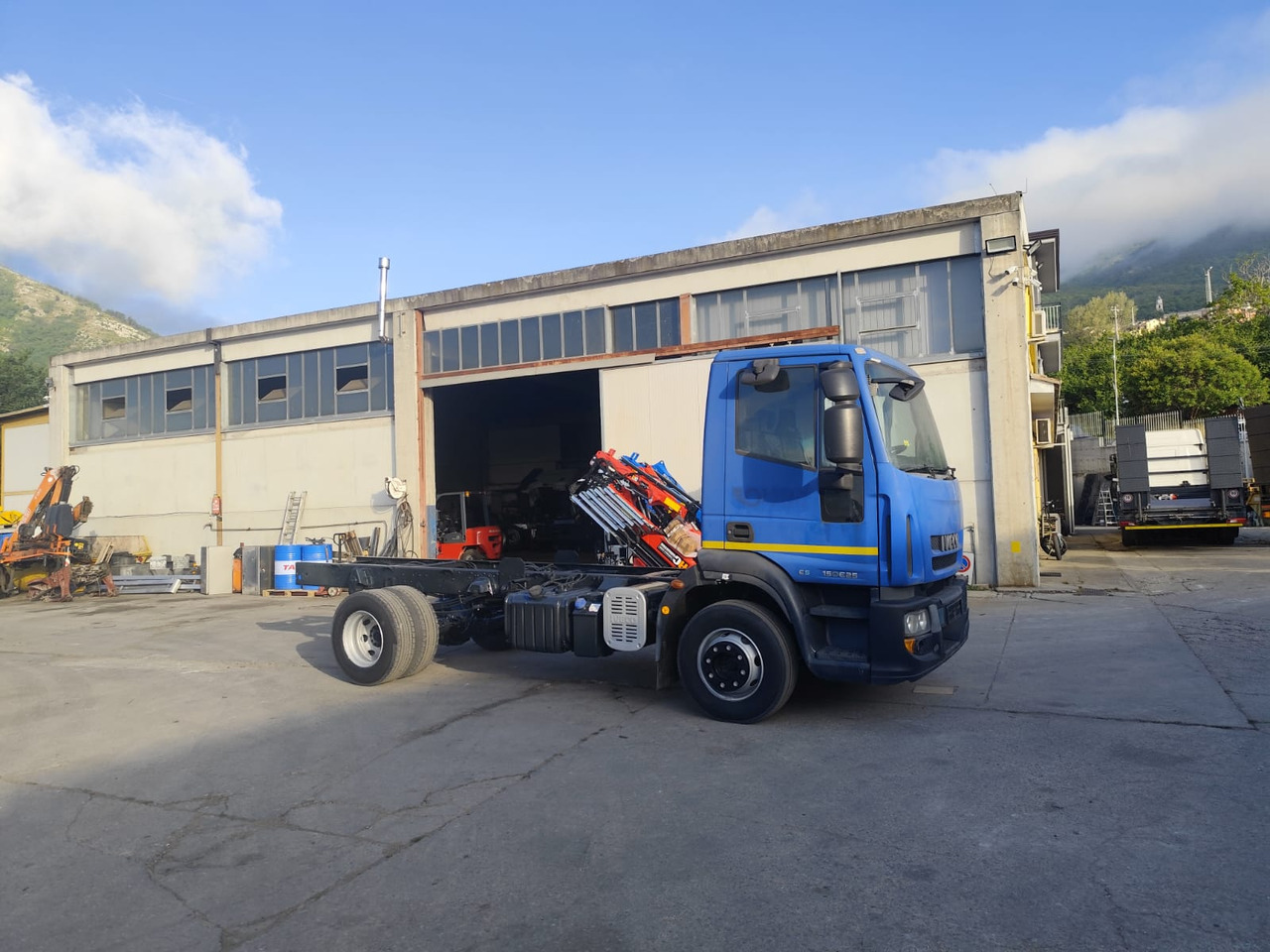IVECO EUROCARGO 150E25 - 驾驶室底盘卡车:图2 IVECO EUROCARGO 150E25 - 驾驶室底盘卡车:图2
