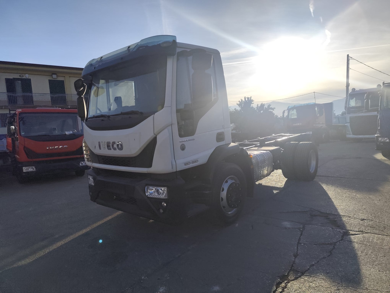IVECO EUROCARGO 180-320 - 驾驶室底盘卡车:图1 IVECO EUROCARGO 180-320 - 驾驶室底盘卡车:图1