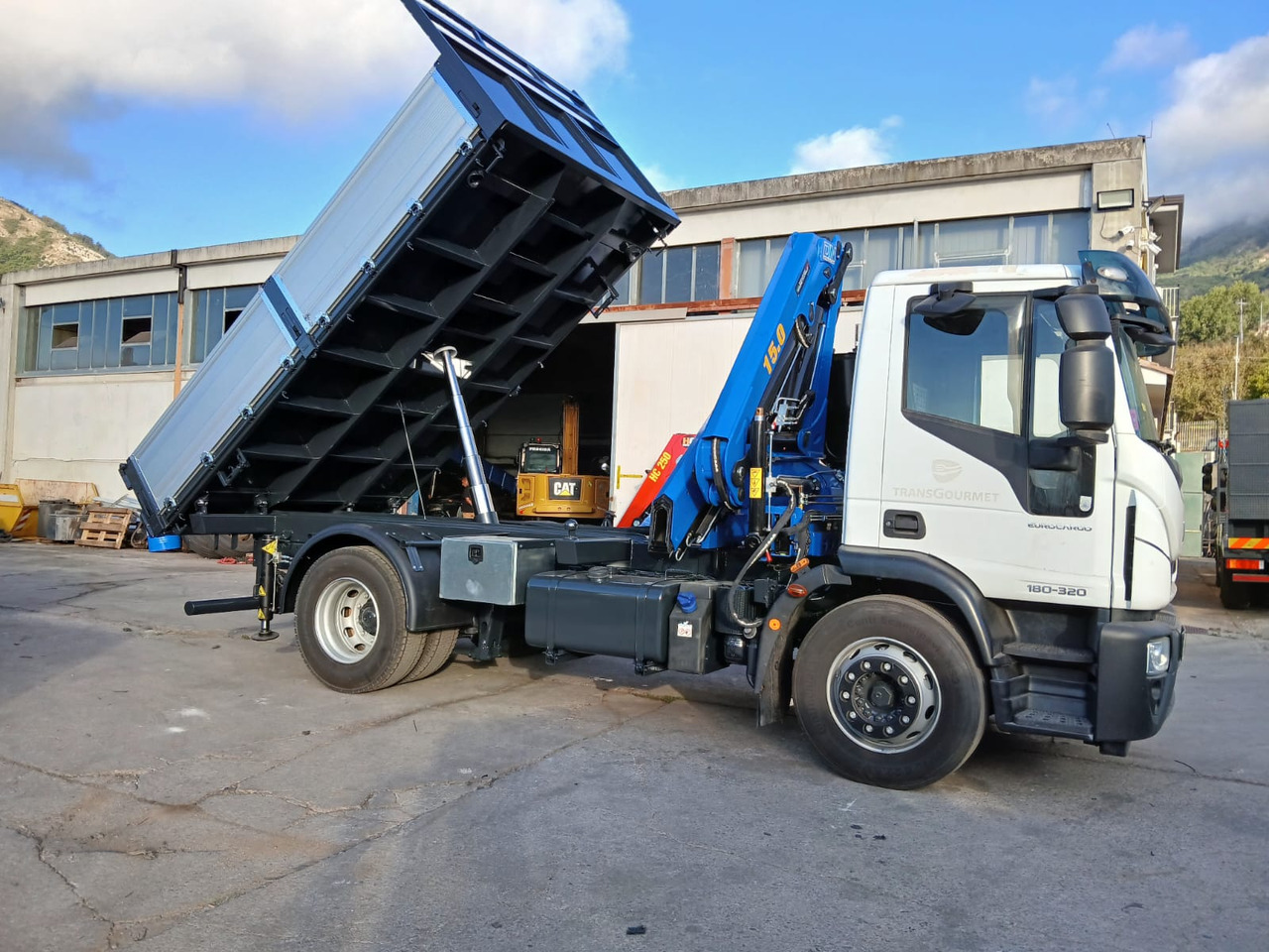 IVECO EUROCARGO 180-320 - 起重车:图1 IVECO EUROCARGO 180-320 - 起重车:图1
