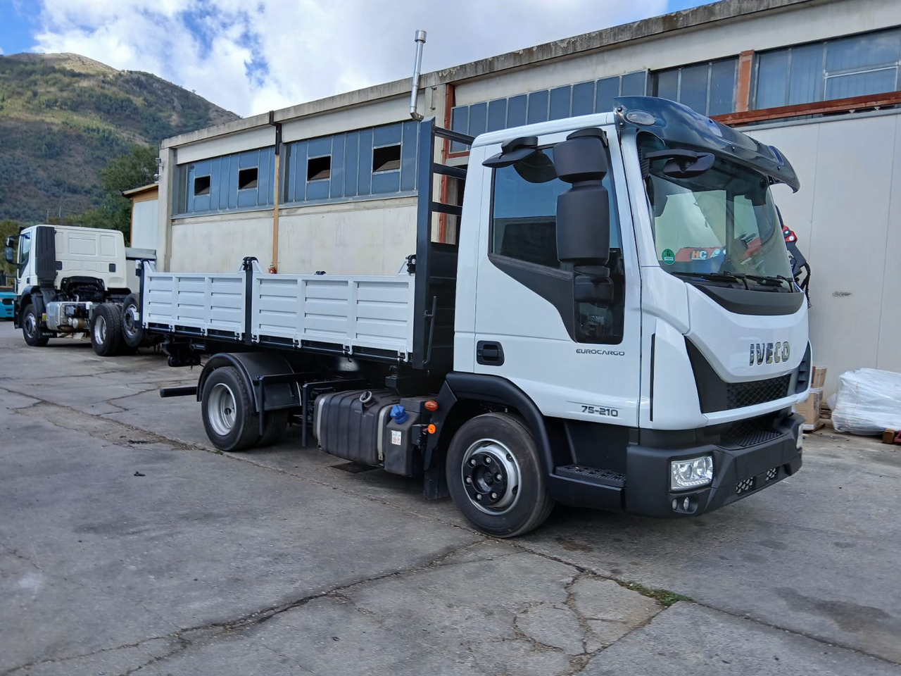 IVECO EUROCARGO 75-210 - 翻斗车:图1 IVECO EUROCARGO 75-210 - 翻斗车:图1