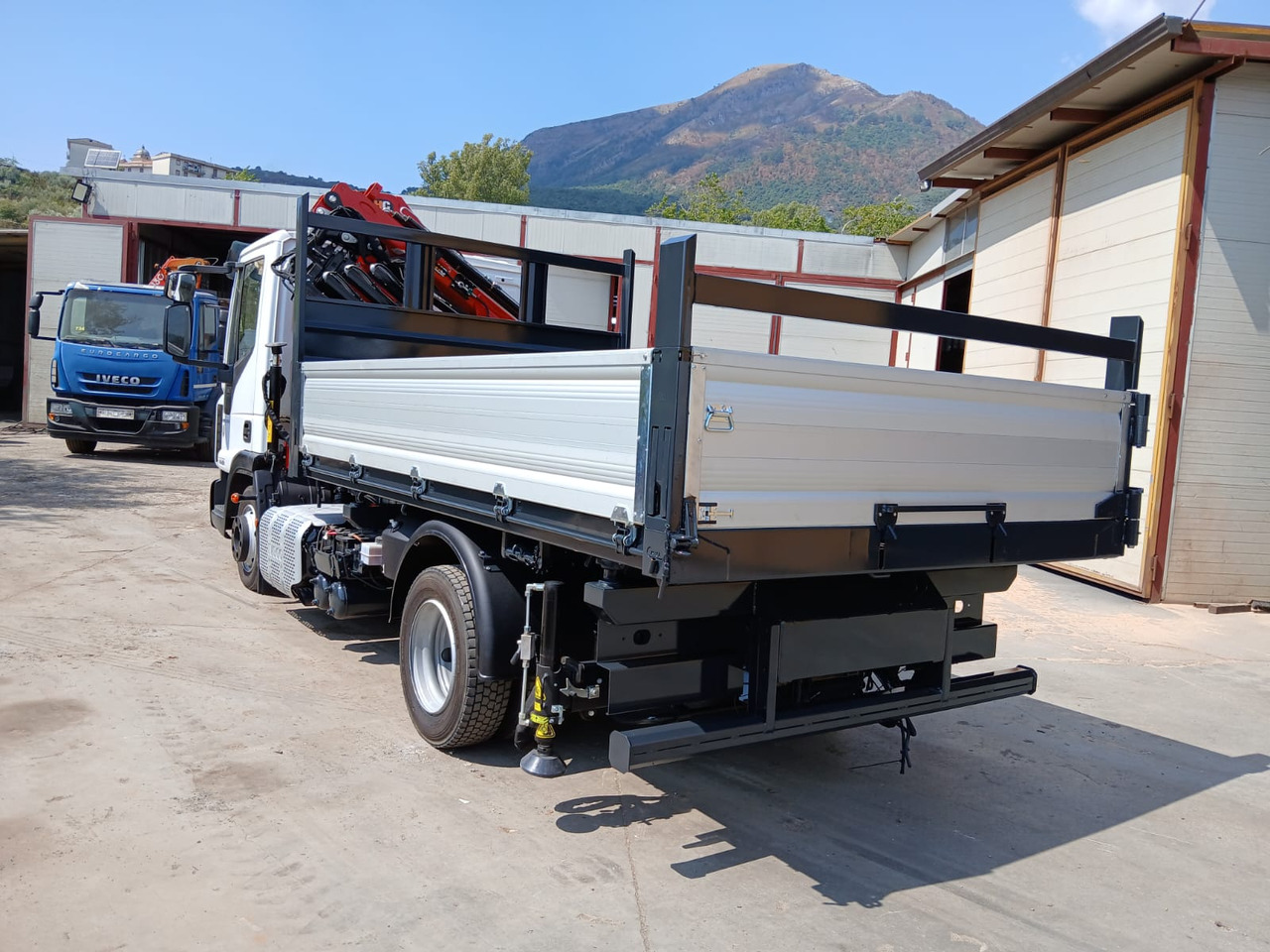 起重车, 翻斗车 IVECO EUROCARGO 80-210:图23 起重车, 翻斗车 IVECO EUROCARGO 80-210:图23