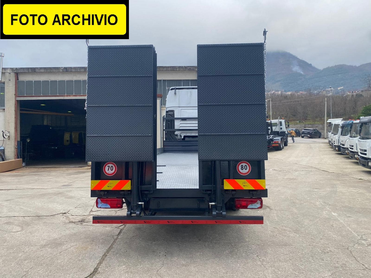 IVECO STRALIS 260S36 - 栏板式/ 平板卡车, 起重车:图3 IVECO STRALIS 260S36 - 栏板式/ 平板卡车, 起重车:图3