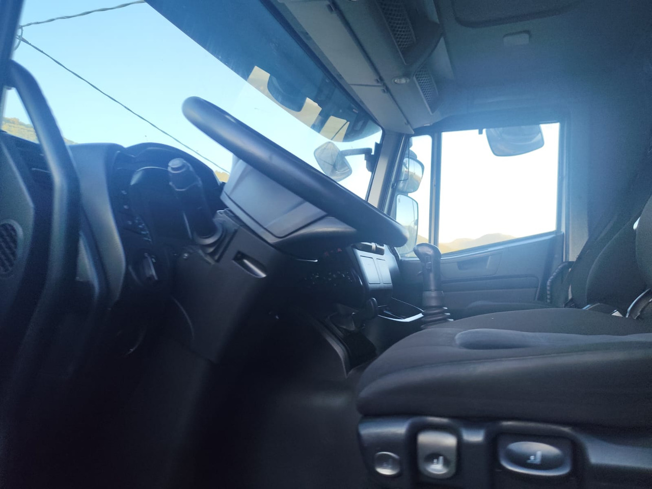 IVECO STRALIS AD 260S31 XP - 驾驶室底盘卡车:图3 IVECO STRALIS AD 260S31 XP - 驾驶室底盘卡车:图3