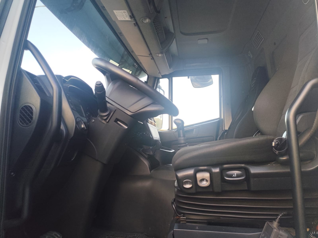 IVECO STRALIS AD 260S31 XP - 驾驶室底盘卡车:图2 IVECO STRALIS AD 260S31 XP - 驾驶室底盘卡车:图2