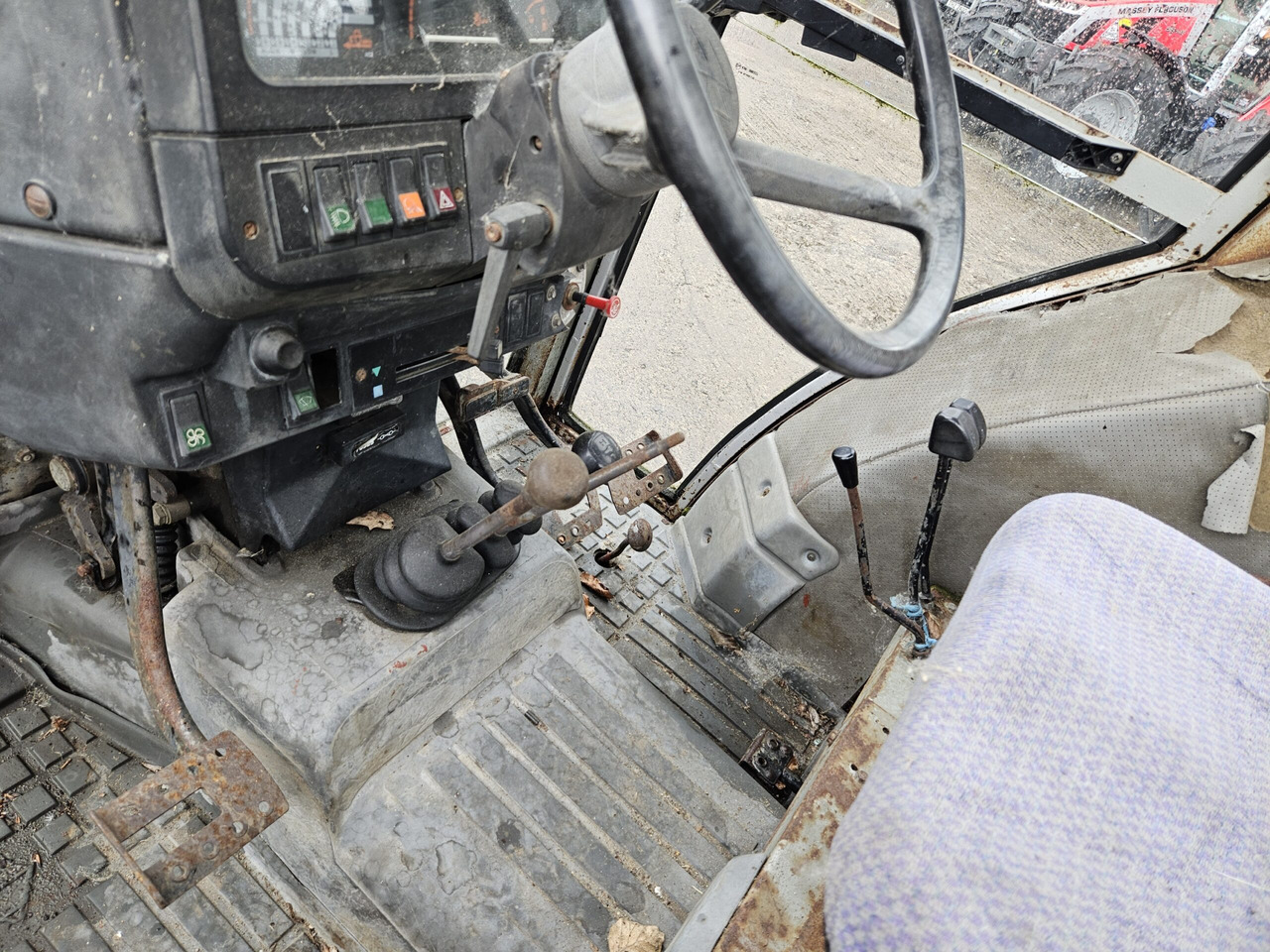 1988 MF 390 2wd - 拖拉机:图4 1988 MF 390 2wd - 拖拉机:图4