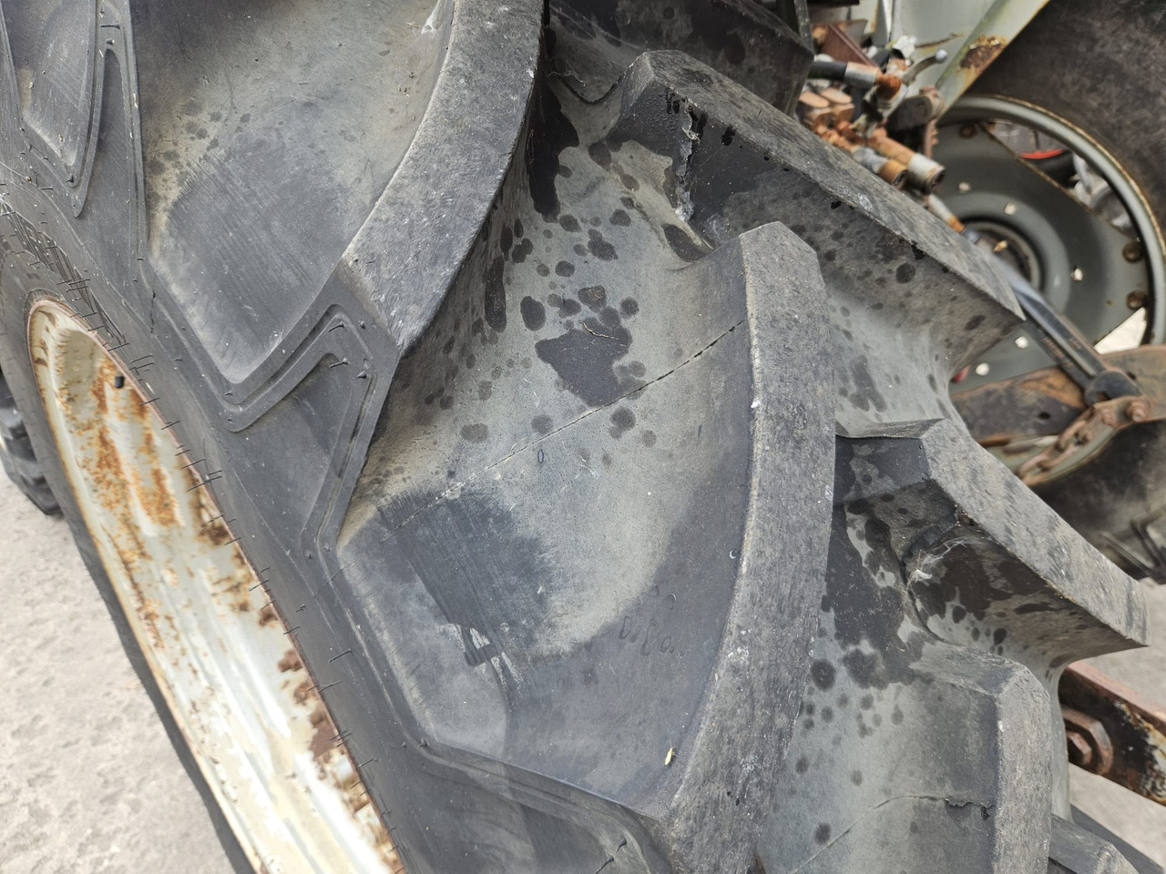 1991 390 4wd with loader brackets - 拖拉机:图4 1991 390 4wd with loader brackets - 拖拉机:图4