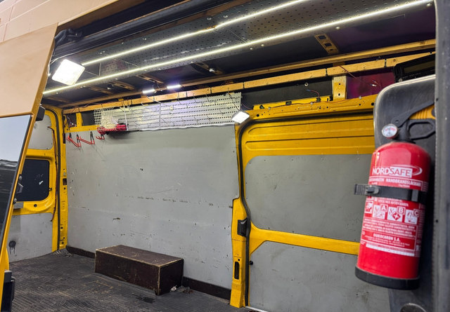 无侧窗厢式货车 FordTransit：图15