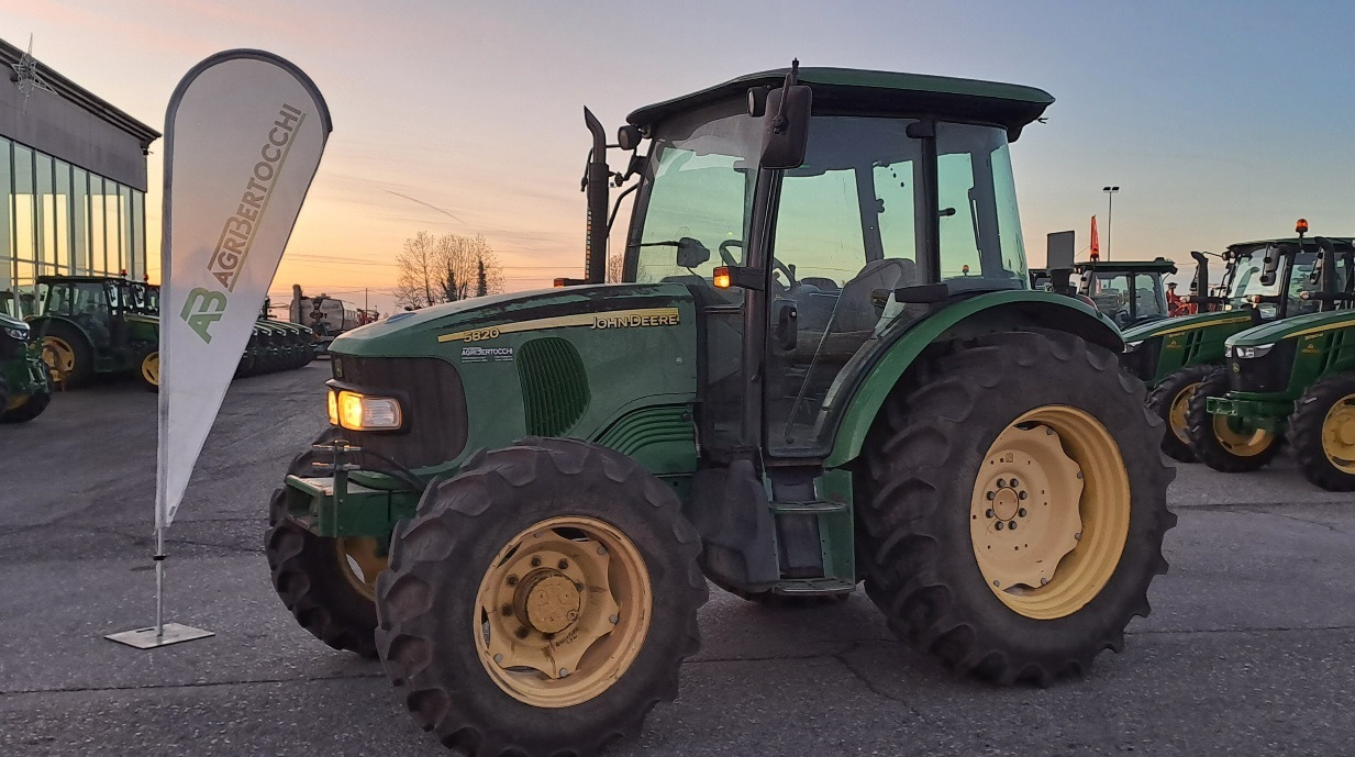JOHN DEERE 5820 - 拖拉机:图1 JOHN DEERE 5820 - 拖拉机:图1
